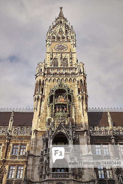 Deutschland  Bayern  München  Glockenturm des neuen Rathauses am Marienplatz
