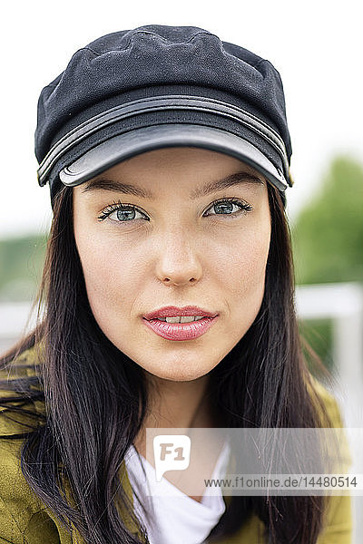 Porträt einer jungen Frau mit Mütze  die cool aussieht