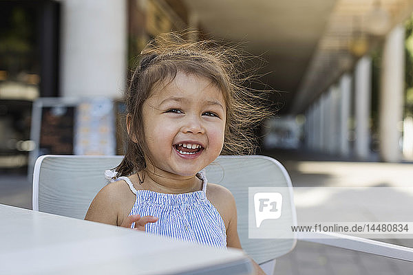 Porträt eines glücklichen kleinen Mädchens im Freien