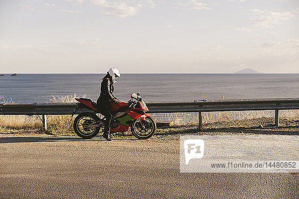 Italien  Insel Elba  Motorradfahrerin am Aussichtspunkt