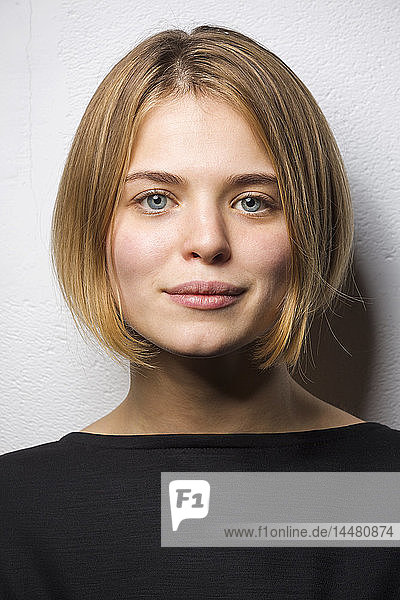 Bildnis einer blonden jungen Frau mit Bob-Frisur