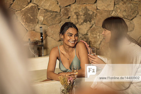 Zwei Frauen bei einem Glas Champagner in einem Spa