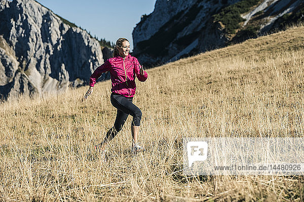 Österreich  Tirol  Frau läuft in den Bergen