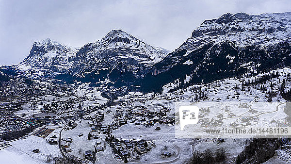 Schweiz  Kanton Bern  Grindelwald  Stadtbild im Winter