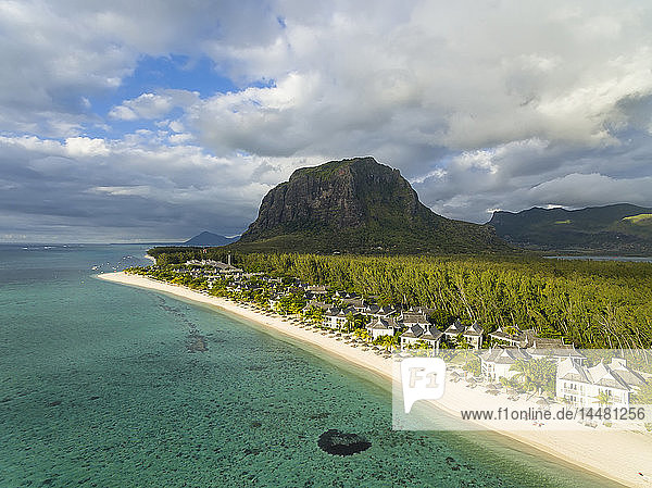 Mauritius  Südwestküste  Blick auf den Indischen Ozean  Le Morne mit Le Morne Brabant  Ferienort mit Strand