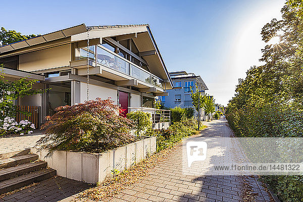Deutschland  Ludwigsburg  modernes Einfamilienhaus bei Sonnenlicht