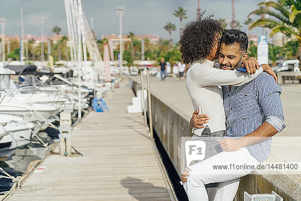 Spanien  Barcelona  glückliches Paar bei der Umarmung im Yachthafen