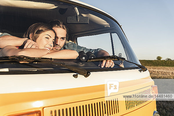 Romantisches Paar auf einem Roadtrip mit ihrem Wohnmobil  das eine Pause macht