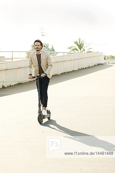 Mann mit E-Scooter in der Stadt