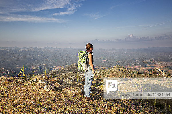 Griechenland  Peloponnes  Arkadien  Lykaion  Frau genießt die Aussicht vom Berg Profitis Ilias