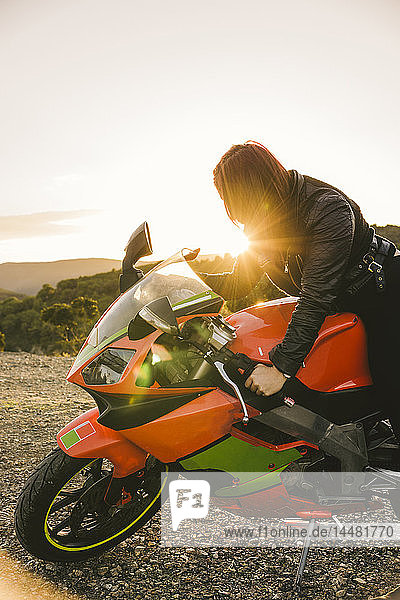 Italien  Insel Elba  Motorradfahrerin gegen die Sonne