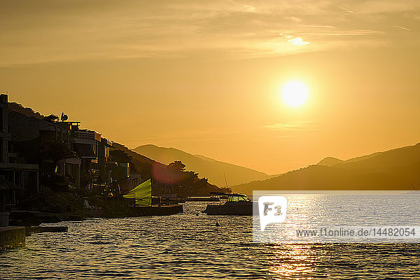 Montenegro  Bucht von Kotor  Halbinsel Lustica  Krasici  Berg Lovcen bei Sonnenuntergang