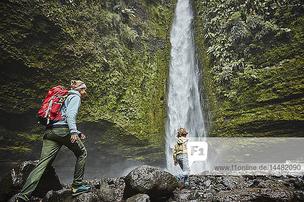 Chile  Patagonien  Vulkan Osorno  Mutter und Sohn wandern am Wasserfall Las Cascadas