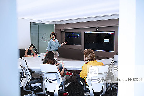 Geschäftsleute bei einer Besprechung in einem futuristischen Büro