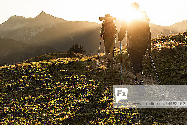 Wandern zu zweit in den österreichischen Bergen