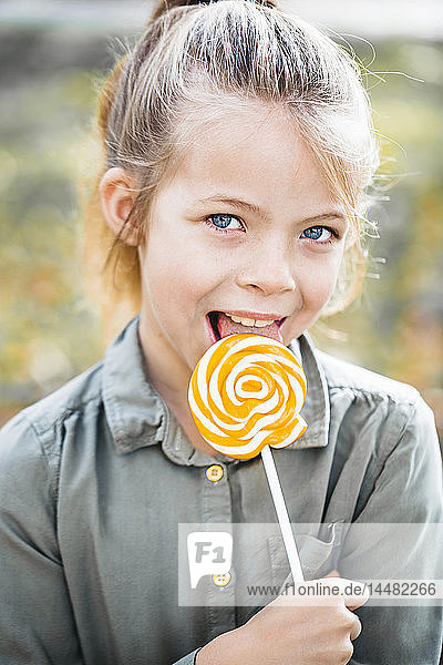 Porträt eines Mädchens  das Lollipop leckt