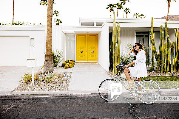 USA  Kalifornien  Palm Springs  Frau auf dem Fahrrad auf der Straße