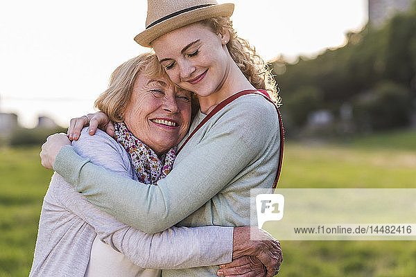 Glückliche Großmutter und Enkelin umarmen sich