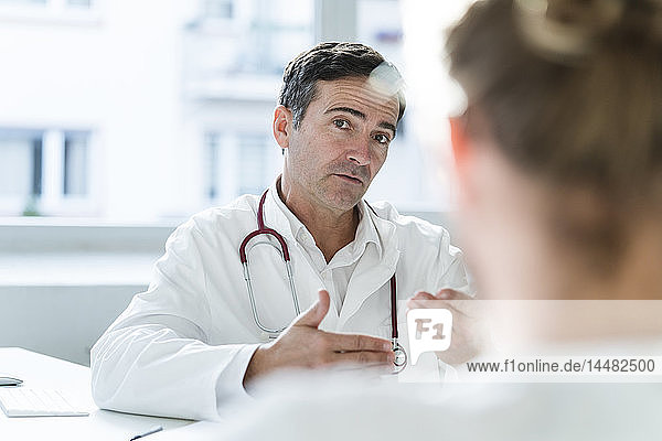 Porträt eines Arztes im Gespräch mit einem Patienten in der medizinischen Praxis