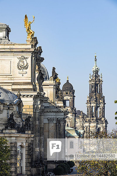 Deutschland  Dresden  Akademie der Bildenden Künste auf der Brühlschen Terrasse und der Dresdner Kathedrale im Hintergrund