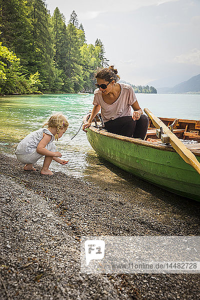 Österreich  Kärnten  Weissensee  Mutter im Ruderboot mit Tochter am Seeufer