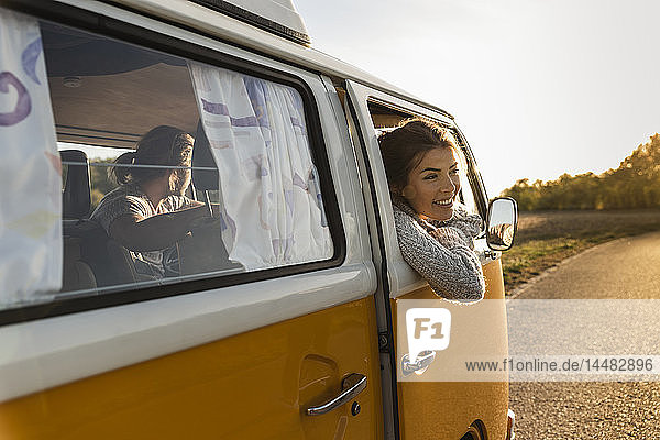 Glückliches Paar macht eine Autoreise im Wohnwagen