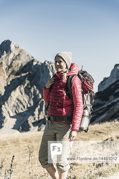 Österreich  Tirol  lächelnde Frau auf einer Wanderung in den Bergen