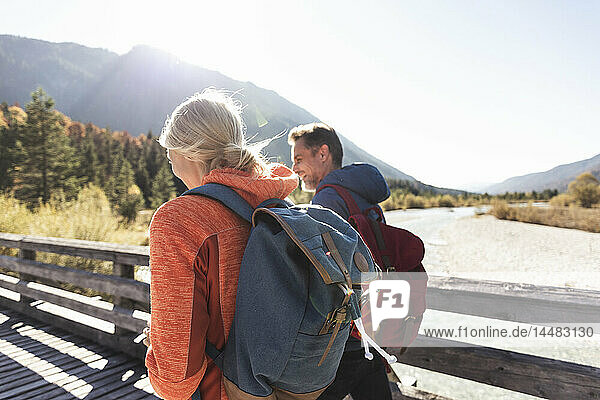 Österreich  Alpen  Paar auf einer Wanderung über eine Brücke