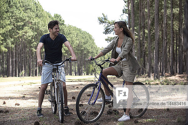 Junges Paar ruht sich auf Fahrrädern aus