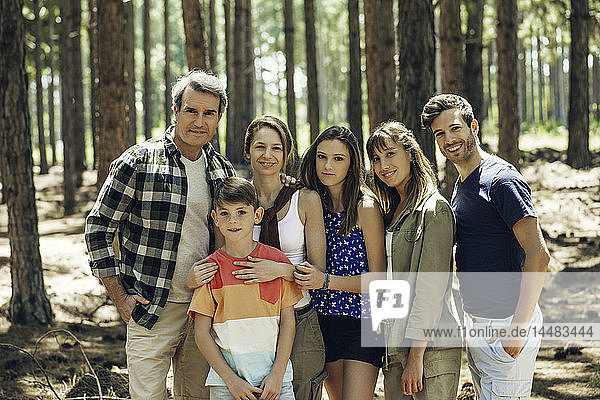 Porträt einer im Wald stehenden Familie