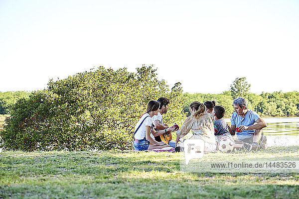 Familie genießt Picknick am See