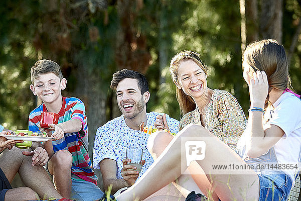 Familie beim Essen während eines Picknicks