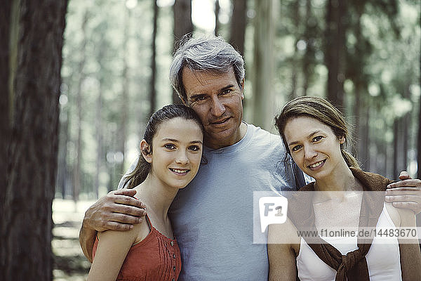Porträt einer im Wald stehenden Familie