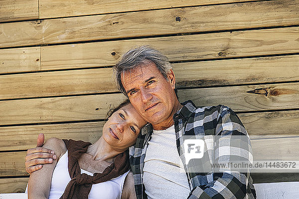 Älteres Paar sitzt im Freien