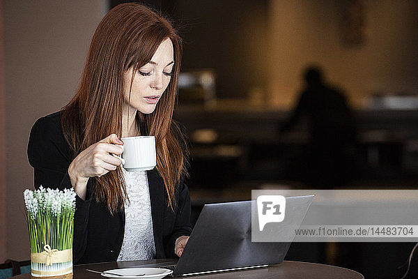 Geschäftsfrau benutzt Laptop im Hotel