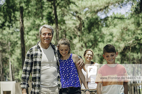 Familie beim Spaziergang im Wald