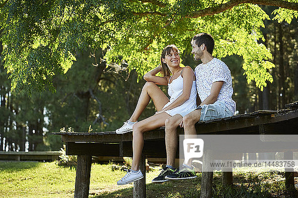 Junges Paar sitzt im Park