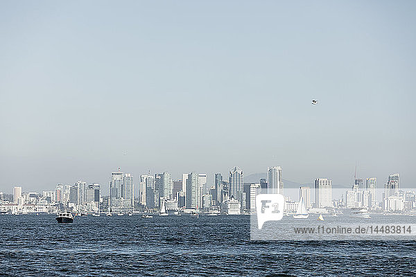 Sonniger Blick auf das Stadtbild am Wasser  San Diego  Kalifornien  USA