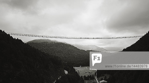Highline 179 Hängebrücke über Landschaft  Tirol  Österreich