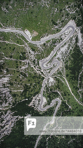 Luftaufnahme Straße durch den Naturpark Drei Zinnen  Südtirol  Italien