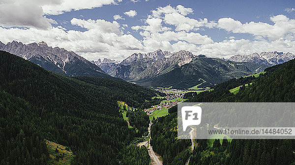 Blick auf majestätische Berge und üppig grüne Täler  Naturpark Drei Zinnen  Südtirol  Italien