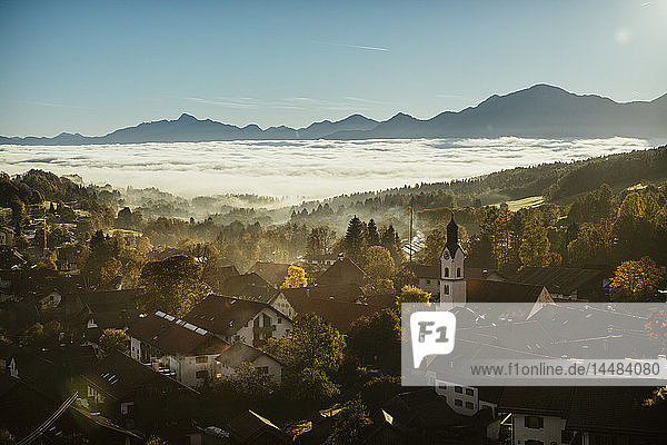 Landschaftlich reizvolle  ruhige Aussicht Bad Kohlgrub  Bayern  Deutschland