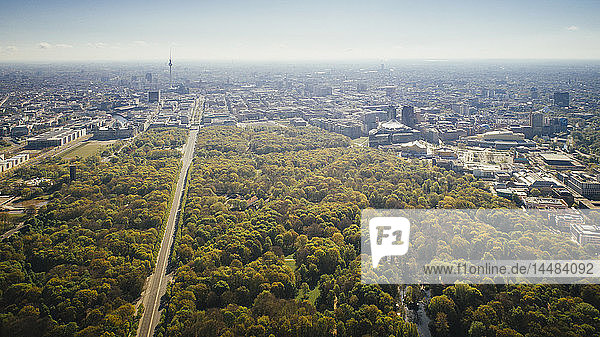 Drohnensicht auf den sonnigen Tiergarten und das Berliner Stadtbild  Deutschland