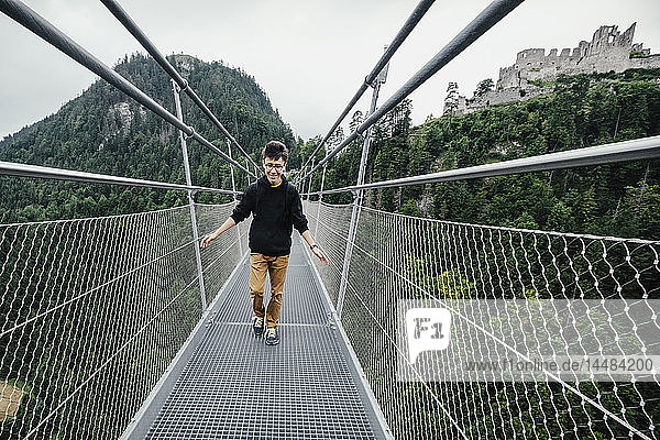 Jugendlicher geht über die Hängebrücke Highline 179  Tirol  Österreich