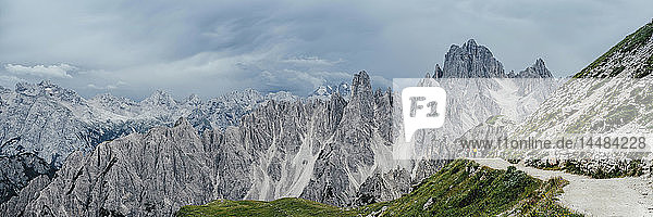 Panoramablick auf zerklüftete Berggipfel  Naturpark Drei Zinnen  Südtirol  Italien