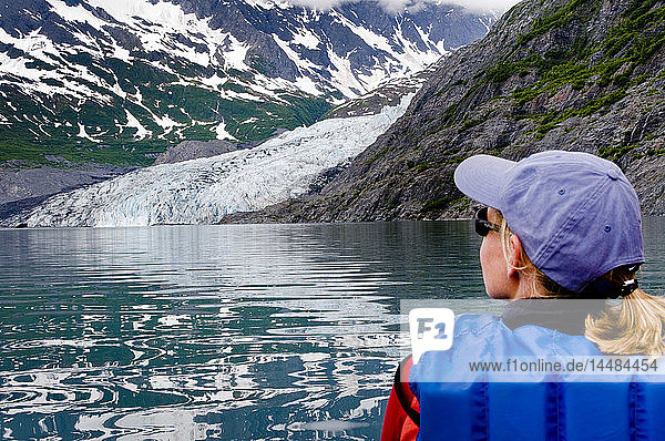 Kajakfahrerin betrachtet den Shoup-Gletscher  Prince William Sound  Süd-Zentral-Alaska  Sommer