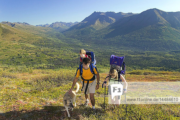 Gemeinsame Familienwanderung im Arctic Valley Chugach State Park Chugach Mountains Southcentral Alaska Sommer