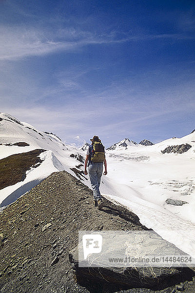 Frau Wanderer Moränenpfad Worthington Glacier SC AK