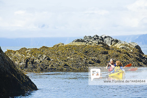 Paar erkundet Fox Island in der Resurrection Bay bei Seward  Alaska