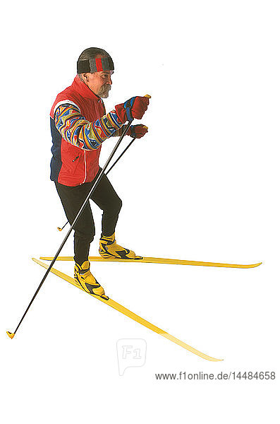 Mann mit Skilanglaufausrüstung